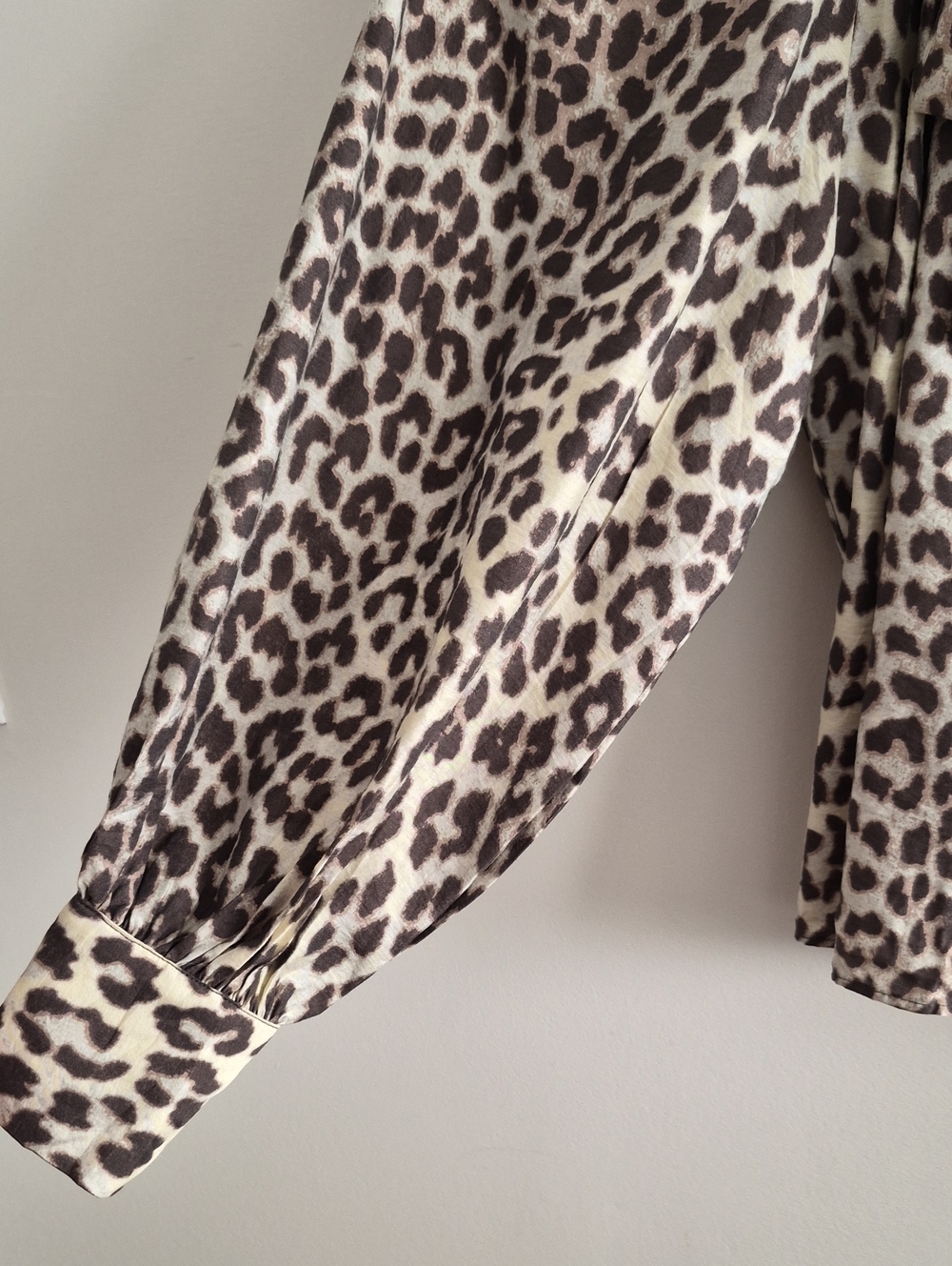 H&M shirt - Picture 6 of 8